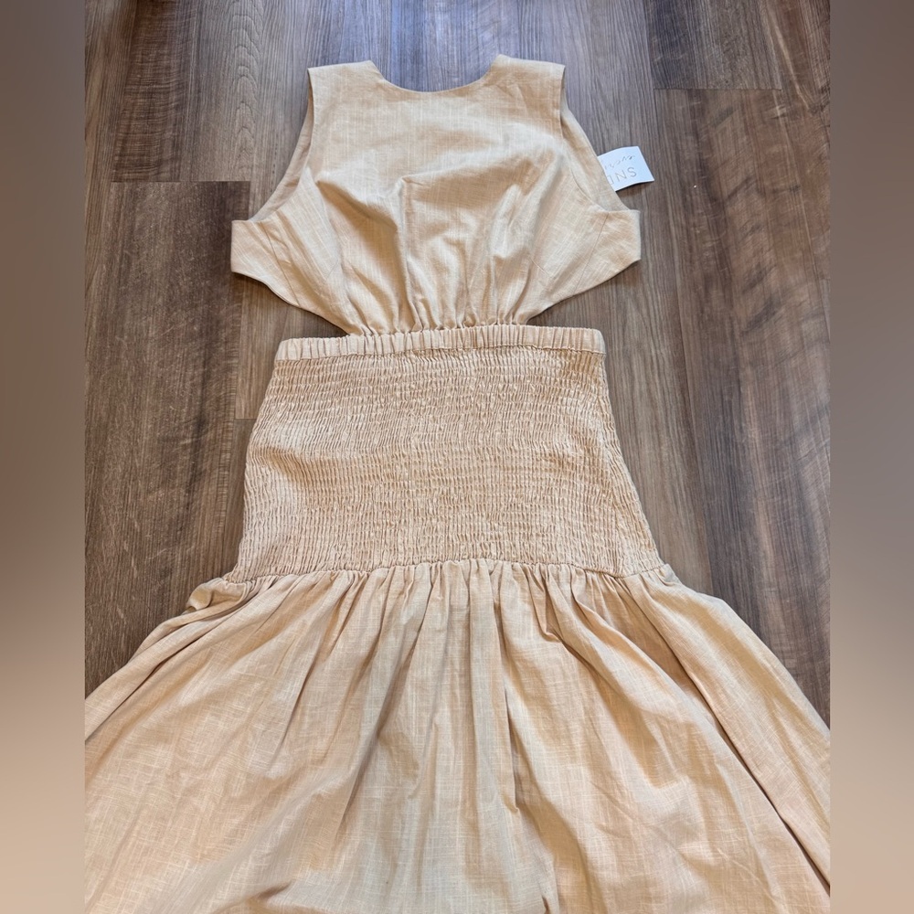 Sleeveless Cream Maxi Dress with Cutout Waist - Picture 5 of 16